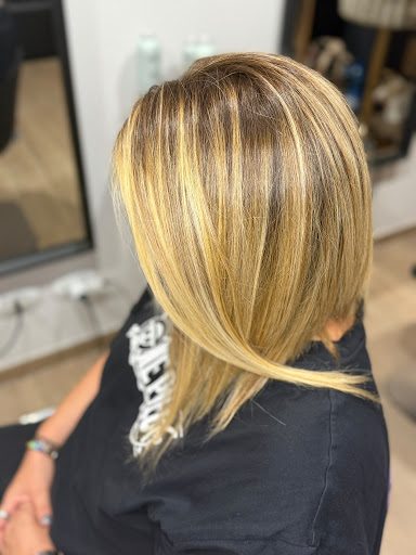 Balayage biondo caldo luminoso eseguito in salone