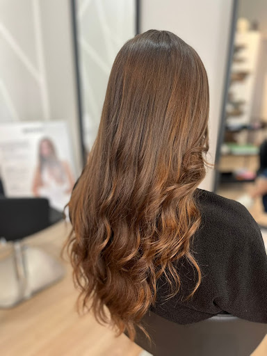 Capelli lunghi castani con onde morbide e trattamento lucidante