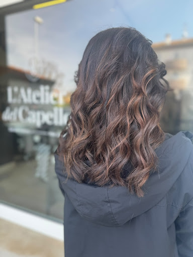 Sfumature cioccolato con onde davanti alla vetrina de L'Atelier del Capello