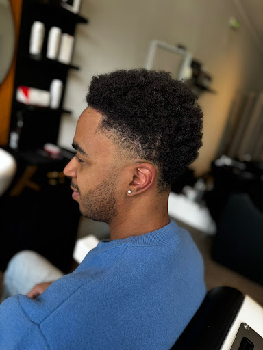 Taglio uomo curly fade con sfumatura pulita