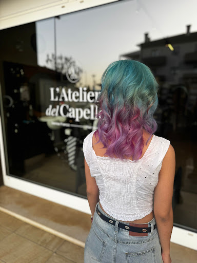 Colorazione creativa personalizzata aqua e violet davanti alla vetrina